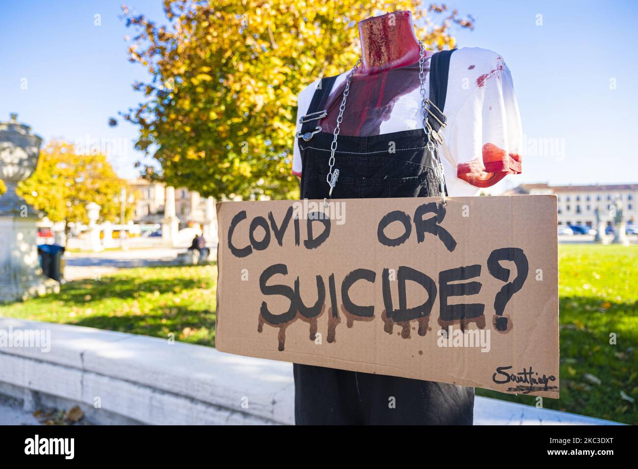 Installation d'art ''Covid ou suicide'' par l'artiste 'Santhitago'' à Prato della Valle à Padoue, Italie, sur 6 novembre 2020 contre le nouveau DPCM. Le travail montre un mannequin d'une travailleuse décaphée avec le mot « aide » derrière lui. Le nouveau DPCM imposé par le premier ministre Giuseppe Conte et entré en vigueur sur 6 novembre introduit des règles plus restrictives pour tenter d'endiguer l'écart de Covid19. Tout cela met à genoux les activités commerciales de toute l'Italie déjà profondément touchées par la situation d'urgence précédente. (Photo de Roberto Silvino/NurPhoto) Banque D'Images