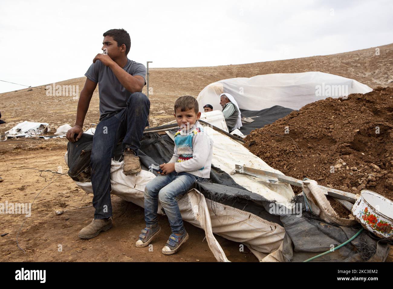 Plus de 70 Palestiniens de Hussa al-Bqai’a, en Cisjordanie occupée, ont été sans abri le 3 novembre 2020, lorsque l’armée israélienne a démoli 76 maisons et autres structures résidentielles et agricoles. Selon les Nations Unies, il s'agit de la plus importante démolition israélienne d'une communauté palestinienne au cours de la dernière décennie. 41 des sans-abri laissés par les démolitions israéliennes sont des enfants, selon le Bureau de coordination des affaires humanitaires de l'ONU. Certaines des structures démolies avaient été données comme aide humanitaire. En photo: Résidents et militants de solidarité Banque D'Images