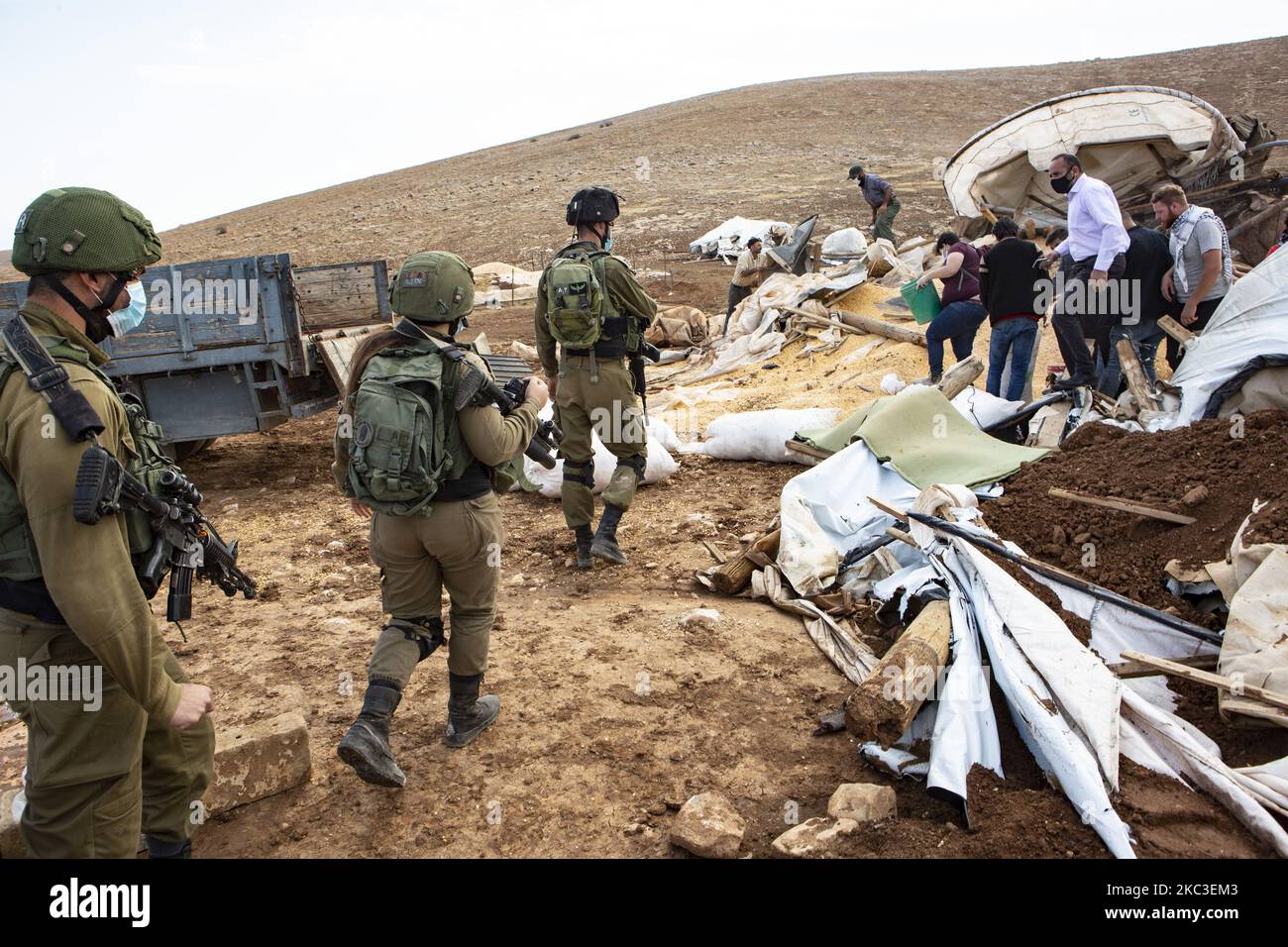 Plus de 70 Palestiniens de Hussa al-Bqai’a, en Cisjordanie occupée, ont été sans abri le 3 novembre 2020, lorsque l’armée israélienne a démoli 76 maisons et autres structures résidentielles et agricoles. Selon les Nations Unies, il s'agit de la plus importante démolition israélienne d'une communauté palestinienne au cours de la dernière décennie. 41 des sans-abri laissés par les démolitions israéliennes sont des enfants, selon le Bureau de coordination des affaires humanitaires de l'ONU. Certaines des structures démolies avaient été données comme aide humanitaire. En photo: Résidents et militants de solidarité Banque D'Images