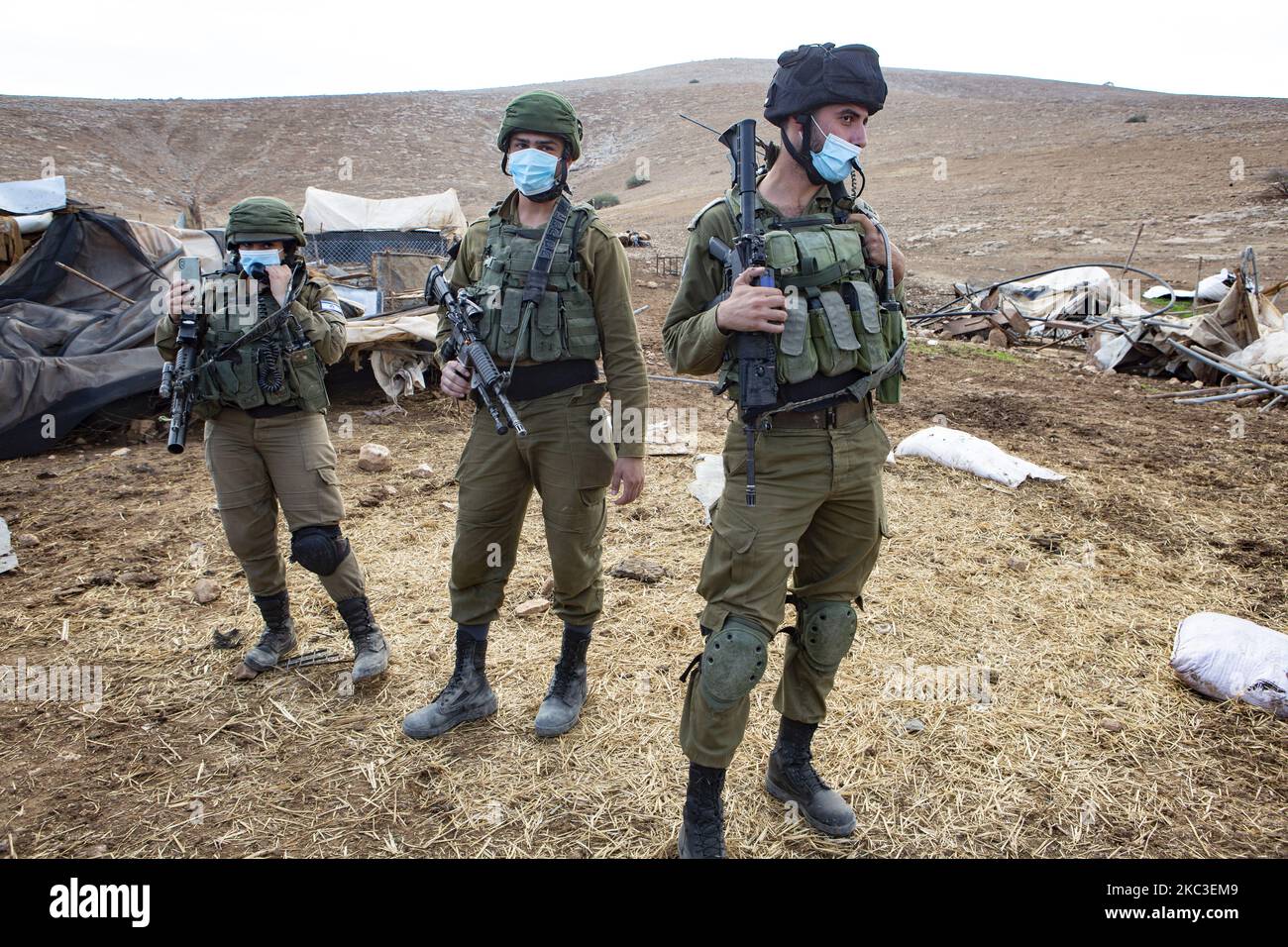Plus de 70 Palestiniens de Hussa al-Bqai’a, en Cisjordanie occupée, ont été sans abri le 3 novembre 2020, lorsque l’armée israélienne a démoli 76 maisons et autres structures résidentielles et agricoles. Selon les Nations Unies, il s'agit de la plus importante démolition israélienne d'une communauté palestinienne au cours de la dernière décennie. 41 des sans-abri laissés par les démolitions israéliennes sont des enfants, selon le Bureau de coordination des affaires humanitaires de l'ONU. Certaines des structures démolies avaient été données comme aide humanitaire. En photo: Résidents et militants de solidarité Banque D'Images