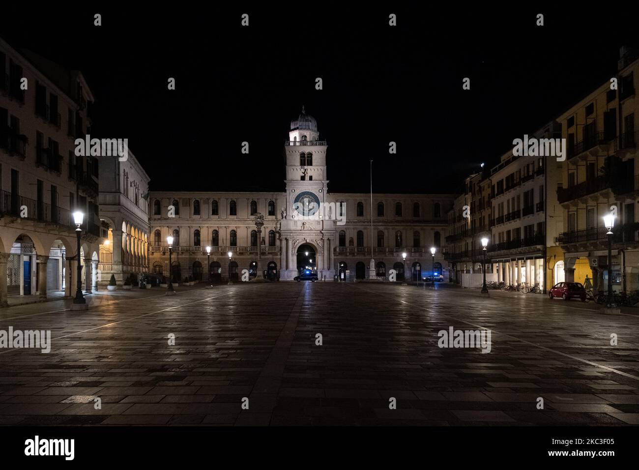 Une vue générale de la Piazza dei Signori avec la Tour de l'horloge en arrière-plan qui marque 10 heures, à Padova, Italie sur 6 novembre 2020, Italie. Les places sont désertées et les magasins fermés en raison de la mise en place du deuxième couvre-feu de 10pm à 5am. Le nouveau DPCM émis par le premier ministre Giuseppe Conte pour essayer d'endiguer la deuxième vague de Covid19 dans la mesure du possible prévoit la fermeture précoce des activités commerciales et l'interdiction absolue de circulation de 10 h à 5,00 h. La police et les autres patrouilles de police contrôlent les rues de la ville de Padoue. (Photo de Roberto Silvino/NurPhoto Banque D'Images