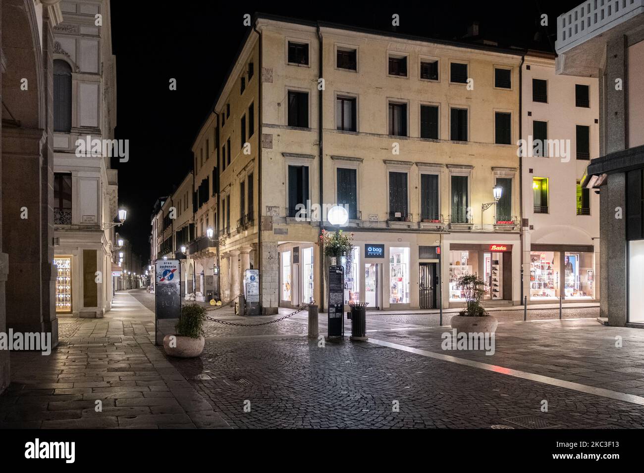 Une vue sur la rue Roma à Padoue, en Italie, sur 6 novembre 2020 déserte en raison du nouveau couvre-feu actif de 10pm à 5am. Le nouveau DPCM émis par le premier ministre Giuseppe Conte pour essayer d'endiguer la deuxième vague de Covid19 dans la mesure du possible prévoit la fermeture précoce des activités commerciales et l'interdiction absolue de circulation de 10 h à 5,00 h. La police et les autres patrouilles de police contrôlent les rues de la ville de Padoue. (Photo de Roberto Silvino/NurPhoto) Banque D'Images