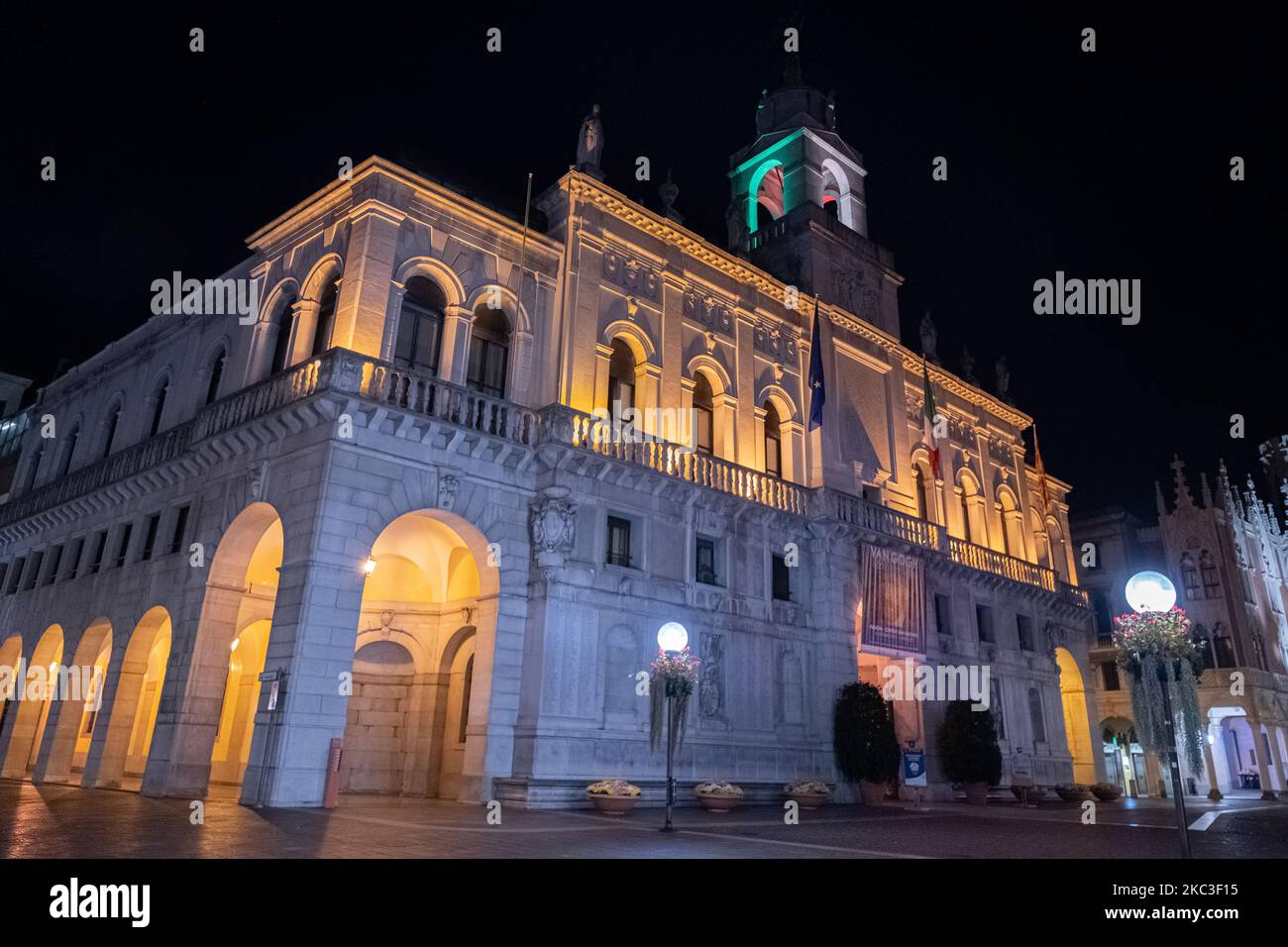 Une vue sur la mairie de Padoue et la place en face de celle-ci déserte en raison du nouveau couvre-feu actif de 10pm à 5am à Padoue, Italie sur 6 novembre 2020. Le nouveau DPCM émis par le premier ministre Giuseppe Conte pour essayer d'endiguer la deuxième vague de Covid19 dans la mesure du possible prévoit la fermeture précoce des activités commerciales et l'interdiction absolue de circulation de 10 h à 5,00 h. La police et les autres patrouilles de police contrôlent les rues de la ville de Padoue. (Photo de Roberto Silvino/NurPhoto) Banque D'Images