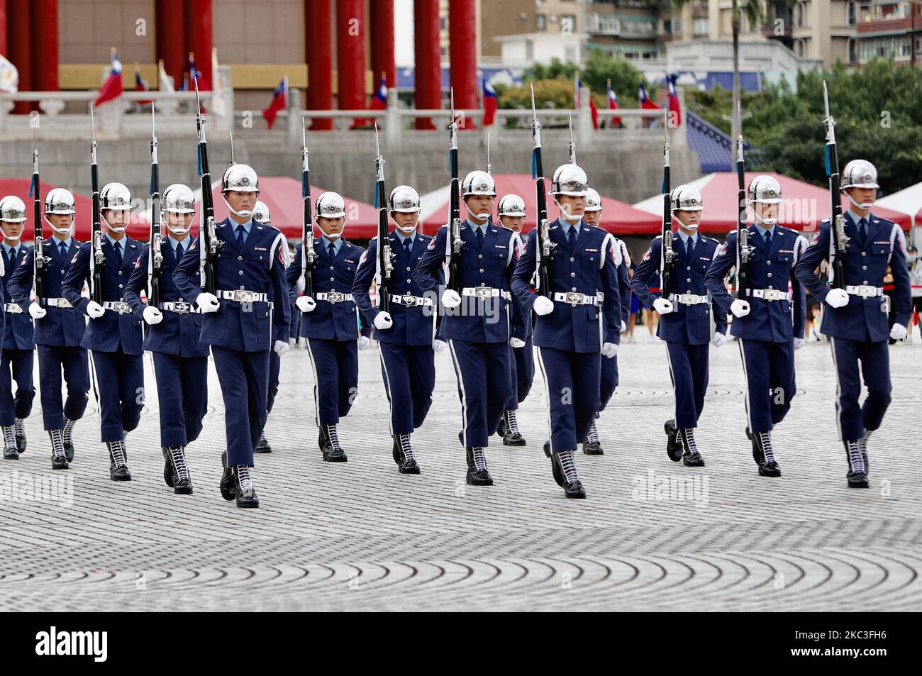 Les gardiens d'honneur (d'honneur) des trois-services se sont rendus lors d'un événement de promotion de l'éducation patriotique et de recrutement de nouveaux membres pour des organisations et instituts militaires, sur la place historique de la liberté, à Taipei City, Taïwan, le 7 novembre 2020. Les gardiens d'honneur sont composés de membres de la Force aérienne, de la Marine et de l'Armée de terre. (Photo de CEng Shou Yi/NurPhoto) Banque D'Images