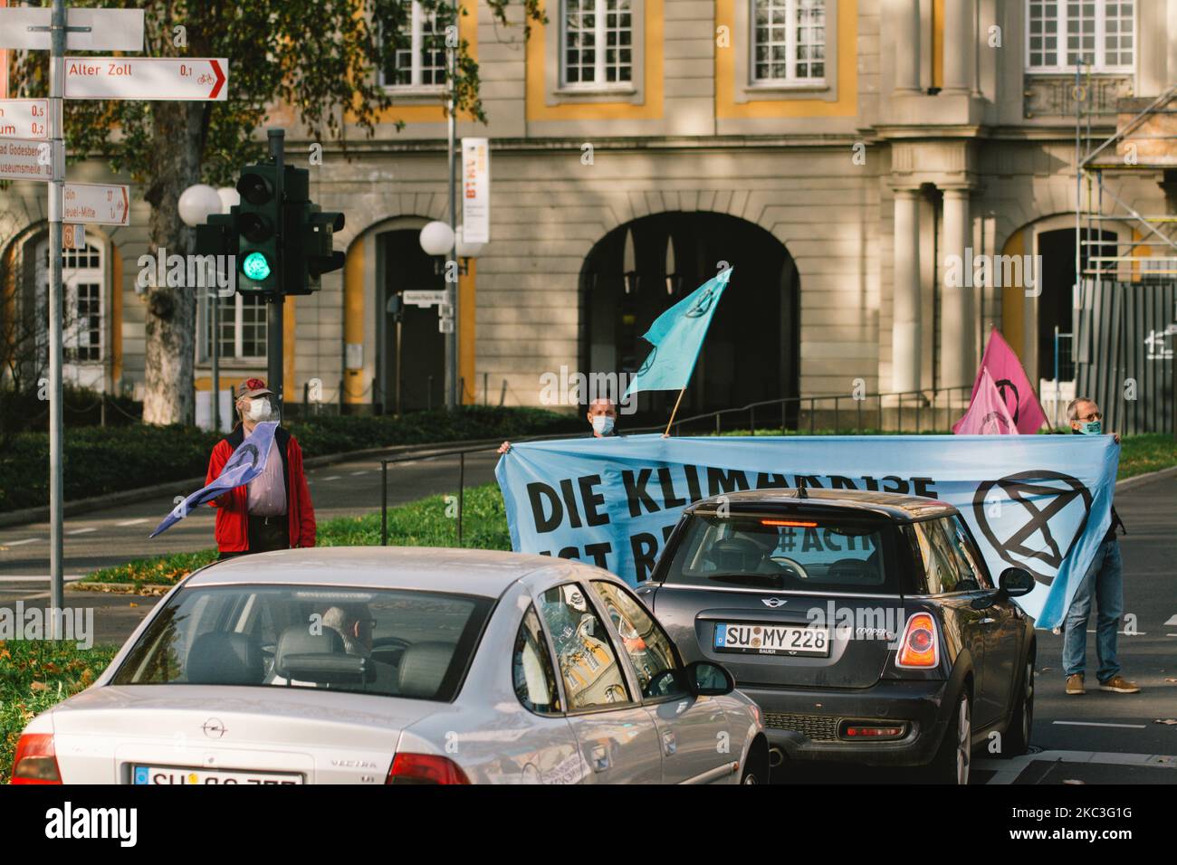 Vue générale des militants du climat bloquer temporairement le B9 à Bonn, Allemagne sur 7 novembre 2020 pour la sensibilisation au climat. (Photo de Ying Tang/NurPhoto) Banque D'Images