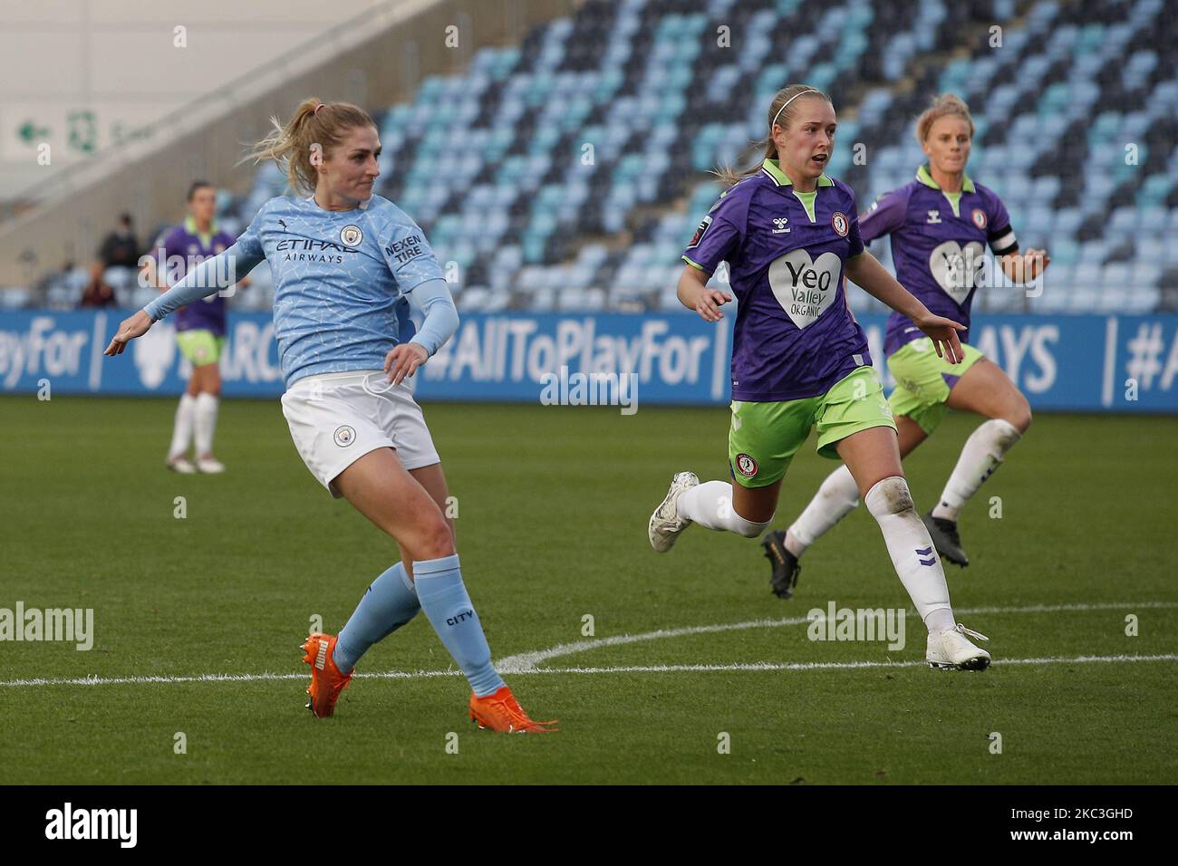 Citys Laura Coombs tire et marque pour le faire 2-1 lors du match Barclays FA Women's Super League entre Manchester City et Bristol City à l'Academy Stadium, Manchester, le samedi 7th novembre 2020. (Photo de Chris Donnelly/MI News/NurPhoto) Banque D'Images
