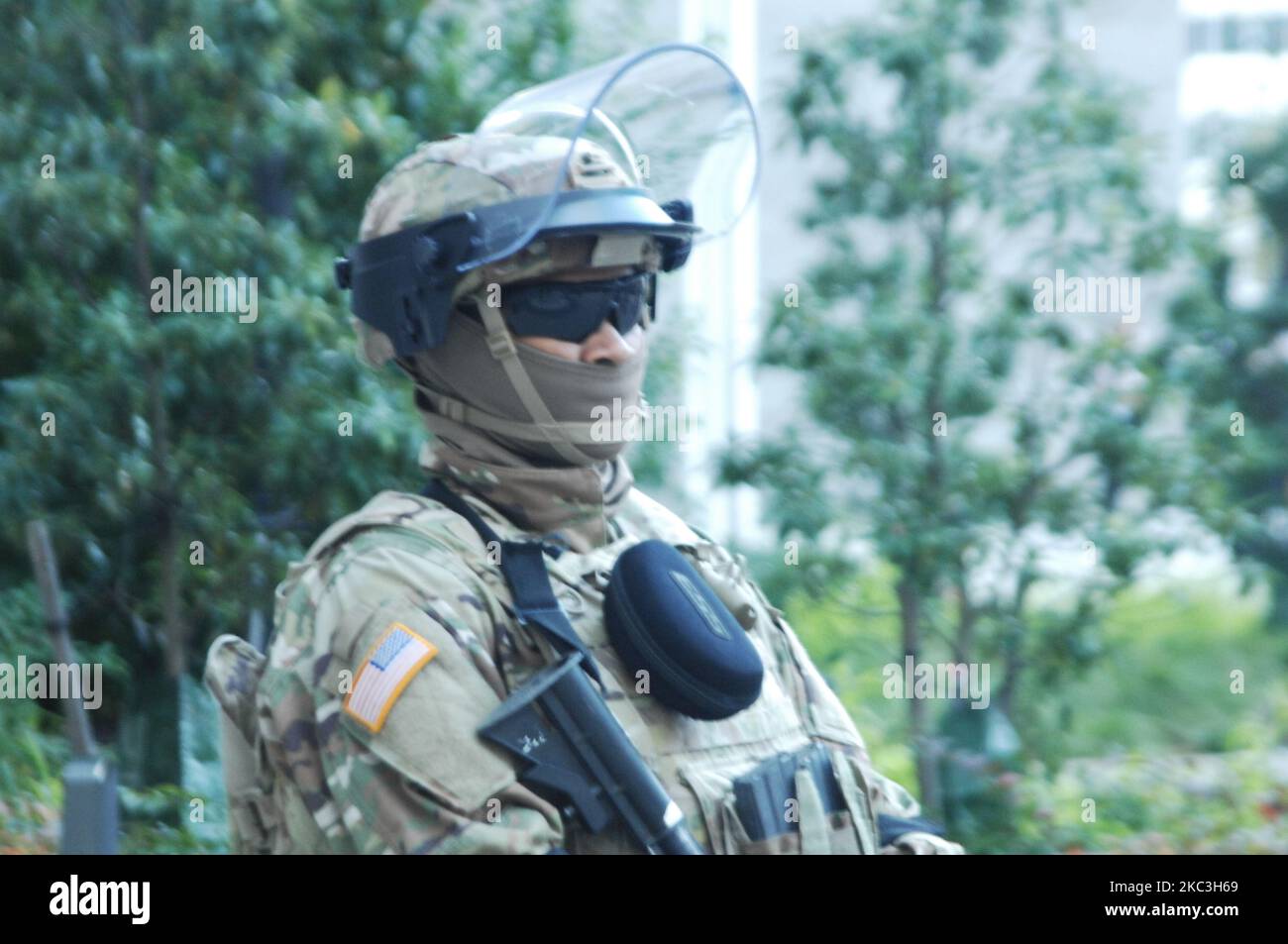 Des gardes nationaux se tiennent autour de l'hôtel de ville craignant le risque de violence de la droite en réponse aux résultats des élections à Philadelphie, PA sur 7 novembre 2020. (Photo par Cory Clark/NurPhoto) Banque D'Images