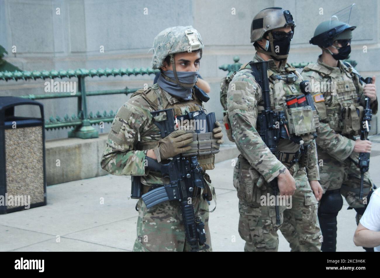 Des gardes nationaux se tiennent autour de l'hôtel de ville craignant le risque de violence de la droite en réponse aux résultats des élections à Philadelphie, PA sur 7 novembre 2020. (Photo par Cory Clark/NurPhoto) Banque D'Images