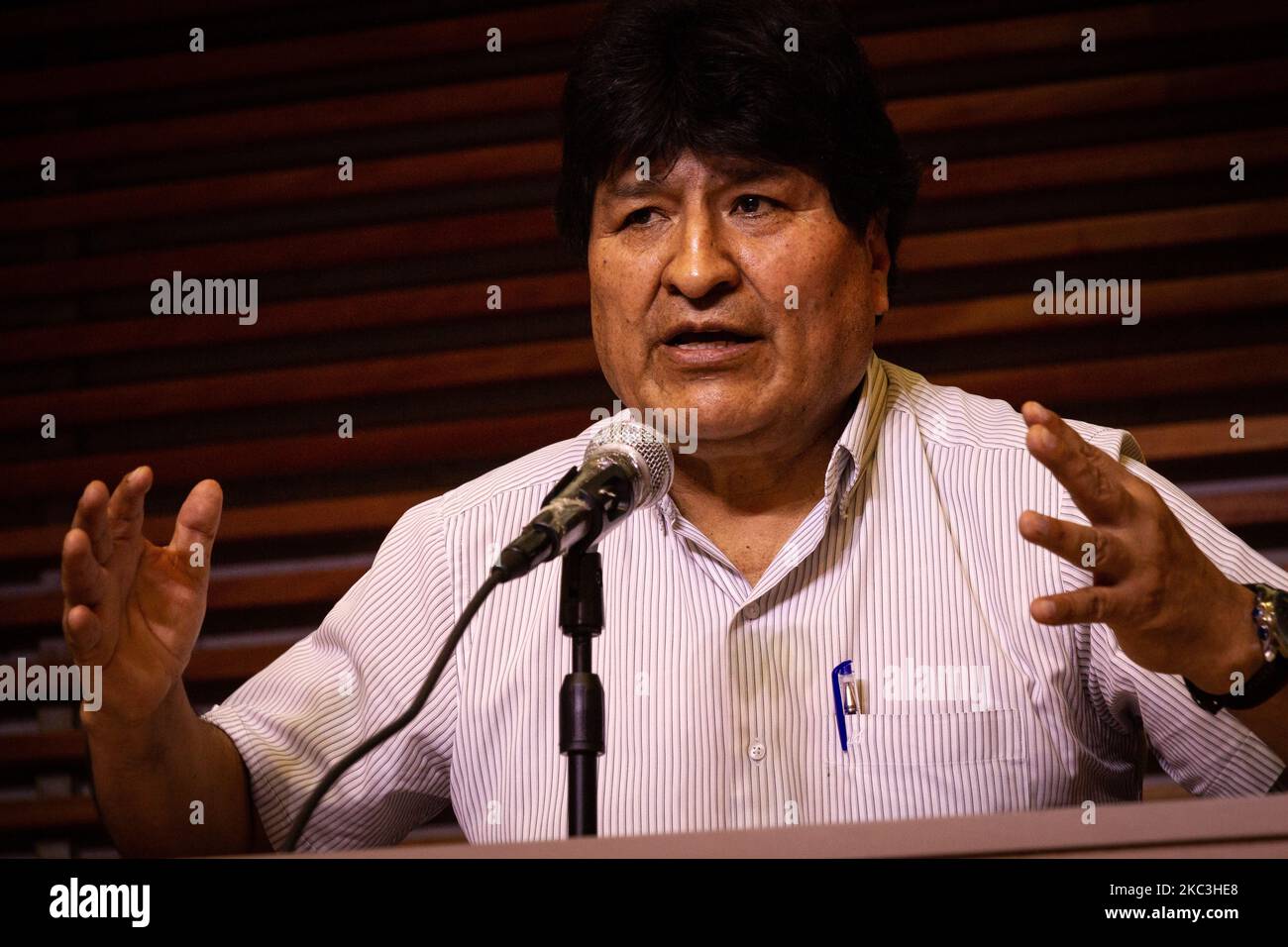 L'ancien président bolivien Evo Morales parle lors d'une conférence de presse alors qu'il exprime sa gratitude au gouvernement et à la population argentins pour l'avoir reçu en exil politique à l'hôtel Quagliaro sur 7 novembre 2020 à Buenos Aires, en Argentine. Morales a annoncé qu'il commencera à se rendre à la Quiaca, Jujuy, où il traversera la frontière Argentine-Bolivie sur 11 novembre. (Photo par Federico Rotter/NurPhoto) Banque D'Images