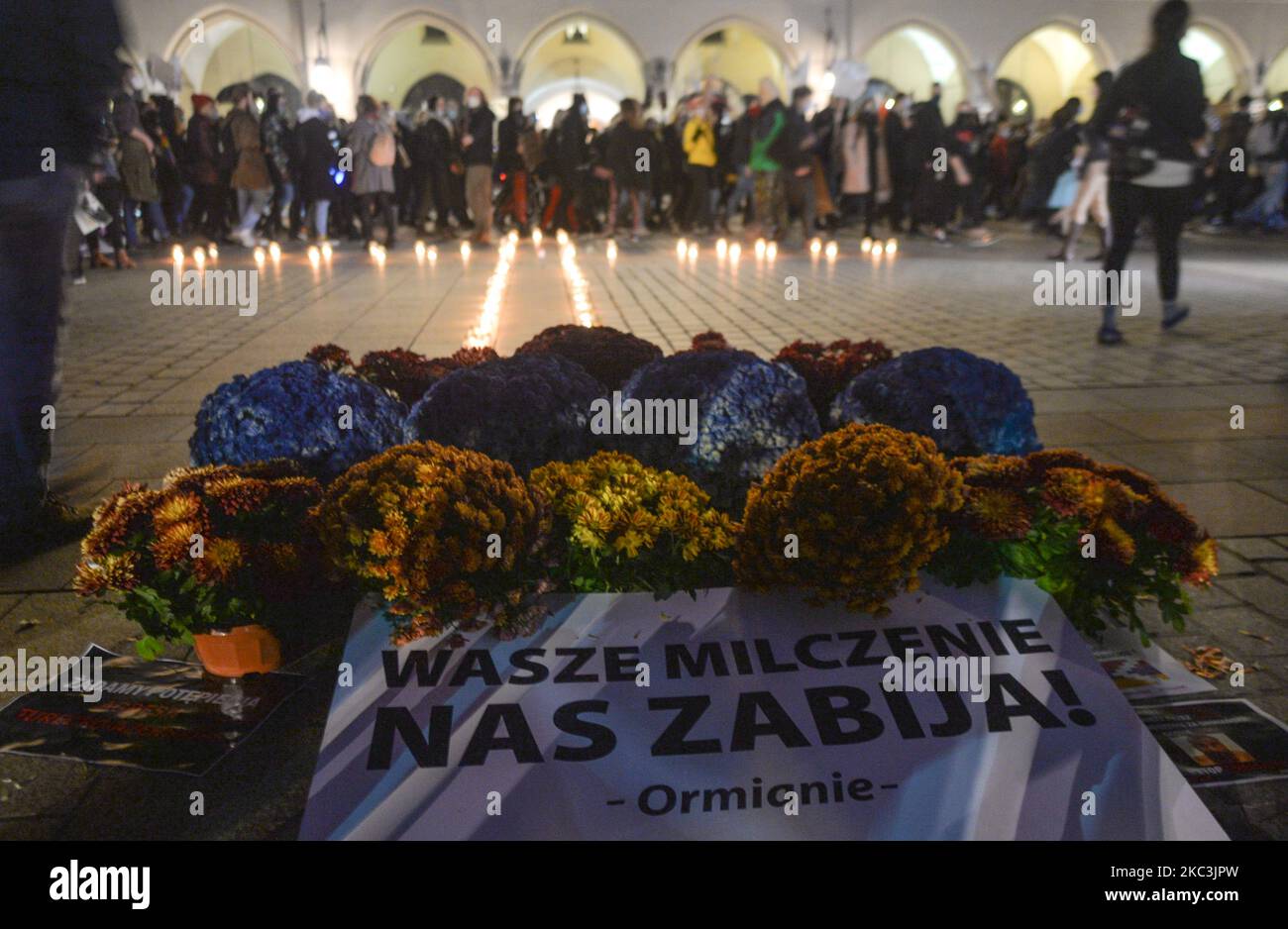 Des bougies, des fleurs et un message « votre silence nous tue. Les Arméniens sont partis sur la place du marché de Cracovie après une manifestation. Des membres de la diaspora arménienne se sont réunis dans le centre de Cracovie au cours d'une manifestation pacifique pour protester contre les affrontements armés entre les parties azerbaïdjanaise et arménienne dans la région contestée du Haut-Karabakh et pour demander de l'aide pour mettre fin au terrorisme et à la violence azerbaïdjanaise. Samedi, 7 novembre 2020, à Cracovie, en Pologne. (Photo par Artur Widak/NurPhoto) Banque D'Images