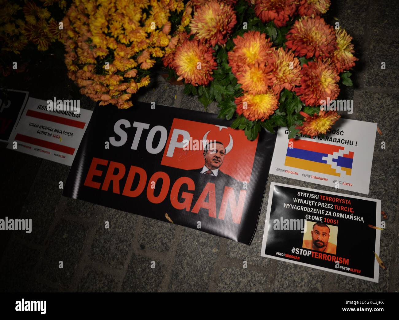 Des bougies, des fleurs et un message « Stop Erdogan » sont partis sur la place du marché de Cracovie après une manifestation. Des membres de la diaspora arménienne se sont réunis dans le centre de Cracovie au cours d'une manifestation pacifique pour protester contre les affrontements armés entre les parties azerbaïdjanaise et arménienne dans la région contestée du Haut-Karabakh et pour demander de l'aide pour mettre fin au terrorisme et à la violence azerbaïdjanaise. Samedi, 7 novembre 2020, à Cracovie, en Pologne. (Photo par Artur Widak/NurPhoto) Banque D'Images