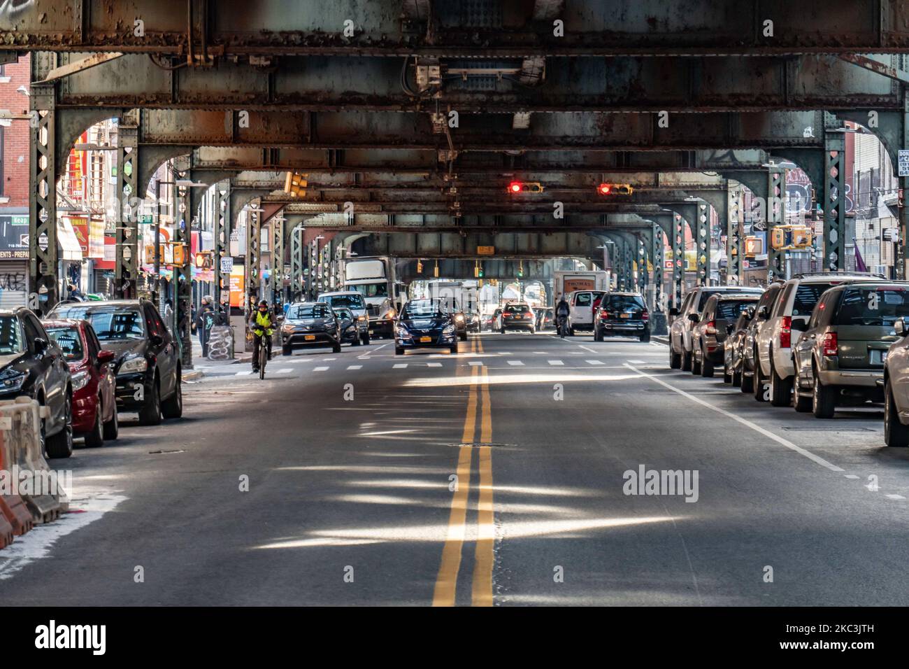Vue quotidienne de la route et de la rue sous le pont aérien du métro construction métallique des lignes M, J et Z près de la station Marcy Ave, avec des restaurants, des boutiques, la célèbre pizza dollar tranche, la circulation avec des voitures et des camions et avec des trottoirs dans Broadway Street à Brooklyn, New York. Brooklyn est le comté le plus peuplé de l'État de New York et le deuxième plus densément peuplé des États-Unis. Brooklyn, NY, États-Unis, le 13 février 2020. (Photo de Nicolas Economou/NurPhoto) Banque D'Images