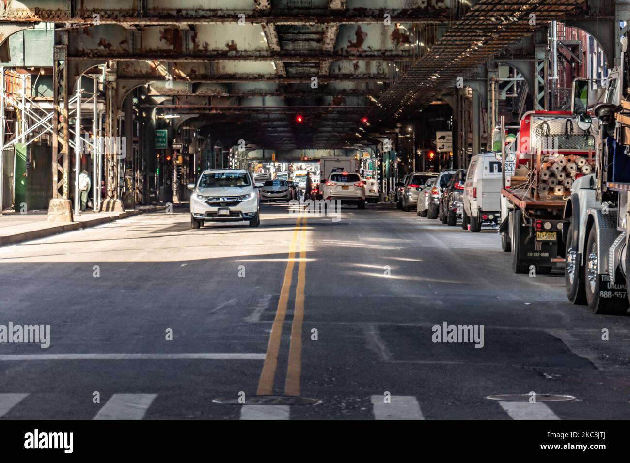Vue quotidienne de la route et de la rue sous le pont aérien du métro construction métallique des lignes M, J et Z près de la station Marcy Ave, avec des restaurants, des boutiques, la célèbre pizza dollar tranche, la circulation avec des voitures et des camions et avec des trottoirs dans Broadway Street à Brooklyn, New York. Brooklyn est le comté le plus peuplé de l'État de New York et le deuxième plus densément peuplé des États-Unis. Brooklyn, NY, États-Unis, le 13 février 2020. (Photo de Nicolas Economou/NurPhoto) Banque D'Images