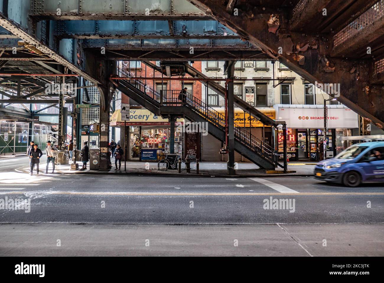 Vue quotidienne de la route et de la rue sous le pont aérien du métro construction métallique des lignes M, J et Z près de la station Marcy Ave, avec des restaurants, des boutiques, la célèbre pizza dollar tranche, la circulation avec des voitures et des camions et avec des trottoirs dans Broadway Street à Brooklyn, New York. Brooklyn est le comté le plus peuplé de l'État de New York et le deuxième plus densément peuplé des États-Unis. Brooklyn, NY, États-Unis, le 13 février 2020. (Photo de Nicolas Economou/NurPhoto) Banque D'Images