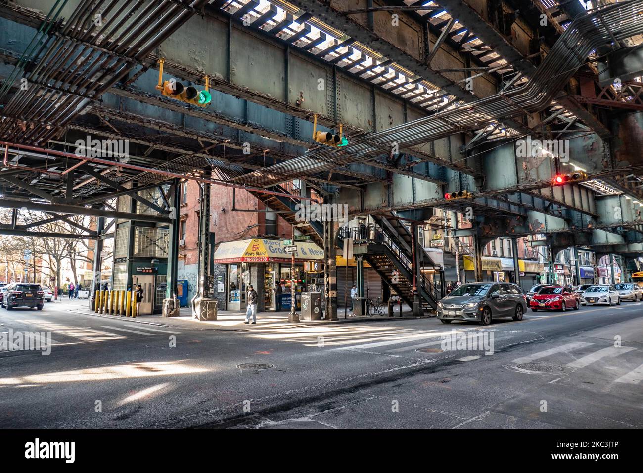 Vue quotidienne de la route et de la rue sous le pont aérien du métro construction métallique des lignes M, J et Z près de la station Marcy Ave, avec des restaurants, des boutiques, la célèbre pizza dollar tranche, la circulation avec des voitures et des camions et avec des trottoirs dans Broadway Street à Brooklyn, New York. Brooklyn est le comté le plus peuplé de l'État de New York et le deuxième plus densément peuplé des États-Unis. Brooklyn, NY, États-Unis, le 13 février 2020. (Photo de Nicolas Economou/NurPhoto) Banque D'Images