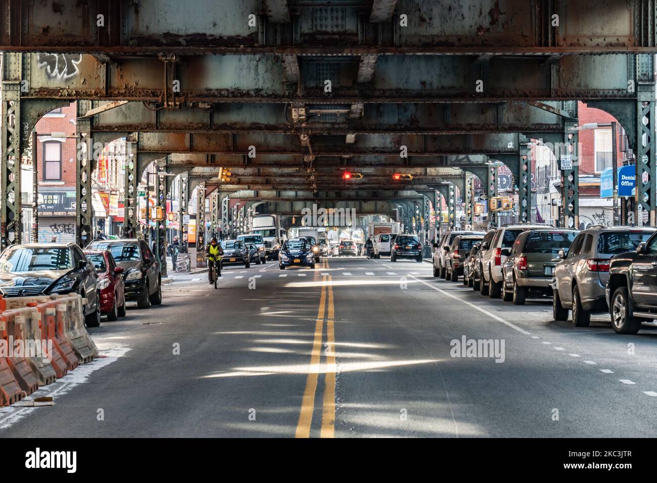 Feux rouges. Vue quotidienne de la route et de la rue sous le pont aérien du métro construction métallique des lignes M, J et Z près de la station Marcy Ave, avec des restaurants, des boutiques, la célèbre pizza dollar tranche, la circulation avec des voitures et des camions et avec des trottoirs dans Broadway Street à Brooklyn, New York. Brooklyn est le comté le plus peuplé de l'État de New York et le deuxième plus densément peuplé des États-Unis. Brooklyn, NY, États-Unis, le 13 février 2020. (Photo de Nicolas Economou/NurPhoto) Banque D'Images