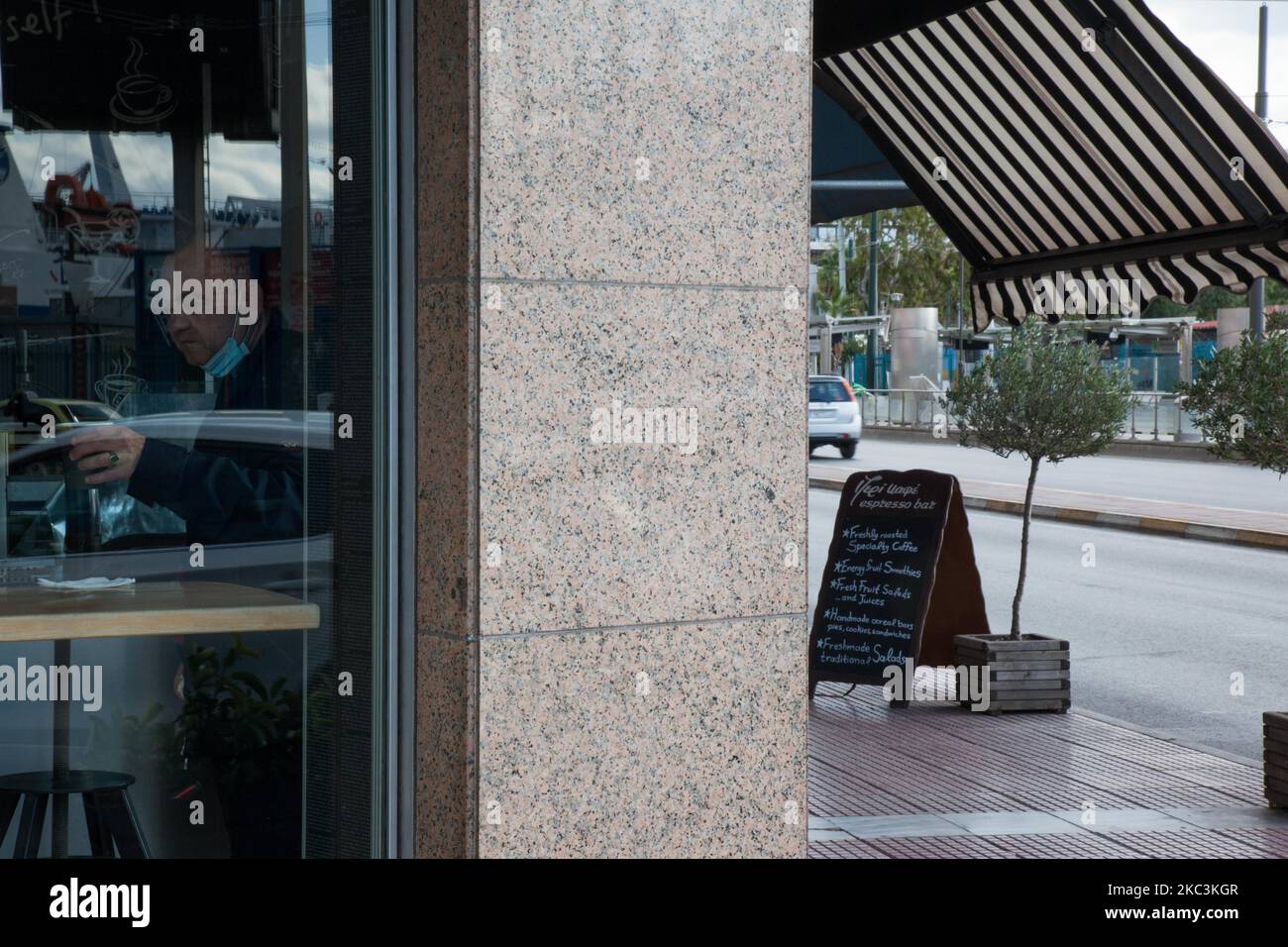 La vie quotidienne à Athènes, Grèce sur 8 novembre 2020 pendant le deuxième jour du deuxième verrouillage national de la Grèce. Les seuls magasins ouverts qui resteront ouverts pendant toute la période de quarantaine sont les cafés et les restaurants limités aux services de livraison et de plats à emporter, les pharmacies et les épiceries. Les salons de coiffure et de beauté seront fermés à partir de demain. Les rues sont de plus en plus inoccupées par les véhicules. (Photo par Konstantinos Zilos/NurPhoto) Banque D'Images