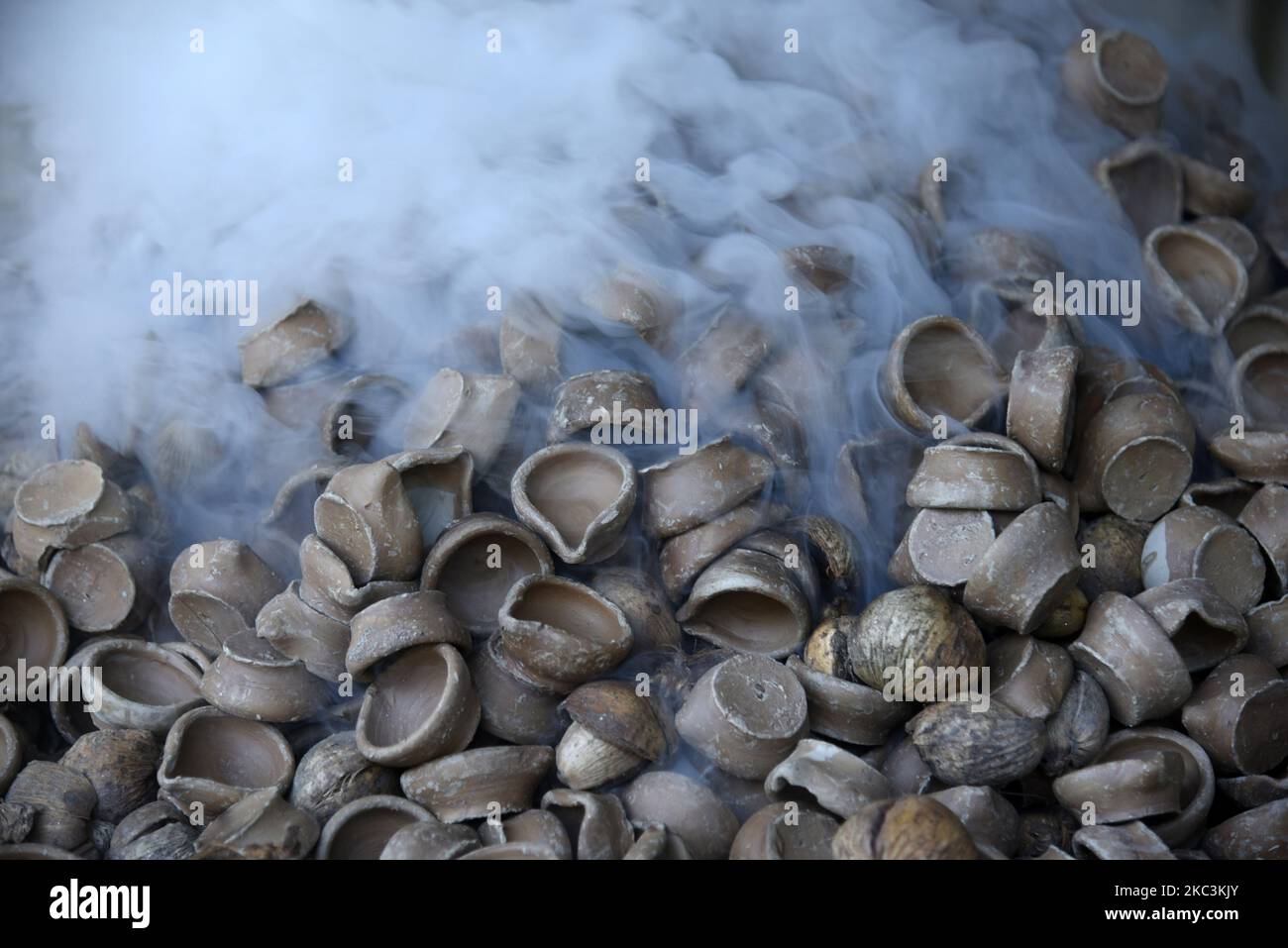 Potter fabrique des lampes en terre pour le prochain festival de Diwali, dans un village de Barpeta, Assam, Inde sur 8 novembre 2020. (Photo de David Talukdar/NurPhoto) Banque D'Images