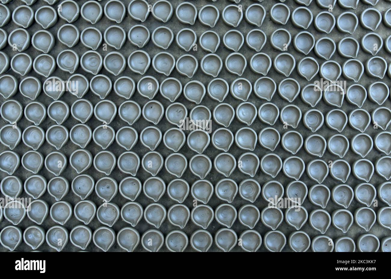 Potter fabrique des lampes en terre pour le prochain festival de Diwali, dans un village de Barpeta, Assam, Inde sur 8 novembre 2020. (Photo de David Talukdar/NurPhoto) Banque D'Images