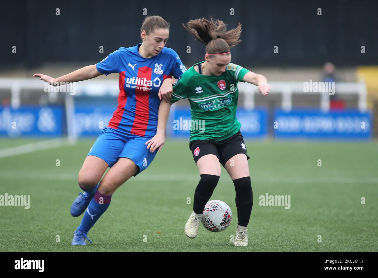 Lizzie Waldie (Palais de Cristal) et Hayley Crackle (Coventry United) se battent pour le ballon lors de la Super League 2020/21 FA Womens 2 entre le Palais de Cristal et Coventry Unis à Hayes Lane, sur 8 novembre 2020. (Photo de Federico Guerra Moran/NurPhoto) Banque D'Images