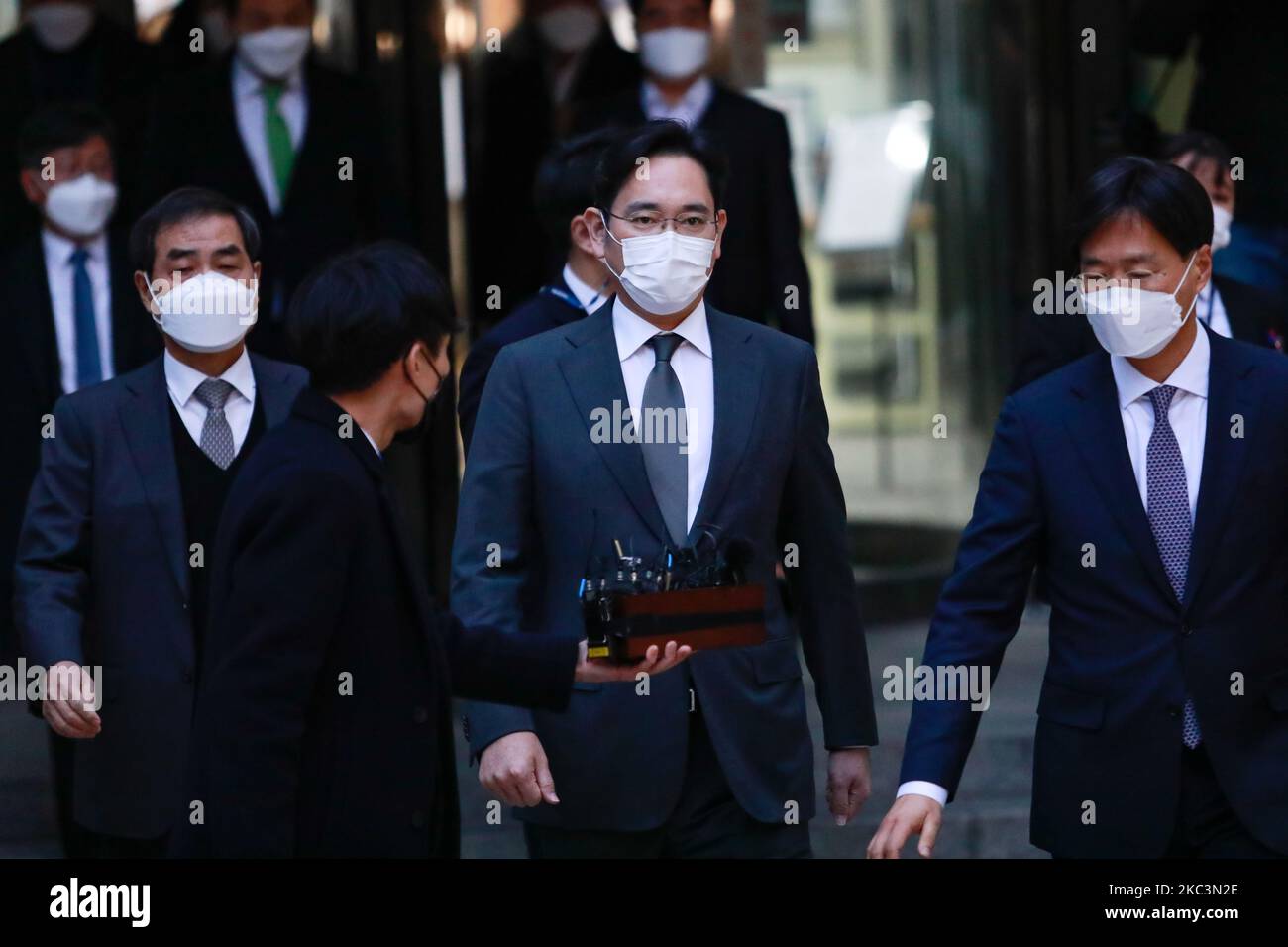 Le vice-président de Samsung Electronics, Jay Y. Lee(Jae-Yong Lee), quitte un tribunal après l'audience pour procéder à un examen à la haute Cour de Séoul sur 09 novembre 2020, à Séoul, en Corée du Sud. Jay Y. Lee a nié à plusieurs reprises toutes ses accusations, mais il est possible de retourner en prison s'il est reconnu coupable. (Photo de Chris Jung/NurPhoto) Banque D'Images