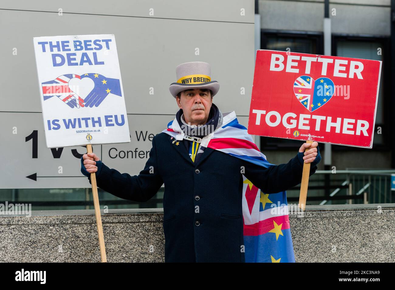 Steve Bray, militant anti-Brexit, fait une démonstration en dehors du département des affaires, de l'énergie et de la stratégie industrielle (BEIS) dans le centre de Londres alors que les négociations sur le futur partenariat entre le Royaume-Uni et l'UE reprennent aujourd'hui, sur 09 novembre 2020 à Londres, en Angleterre. La Grande-Bretagne et l'UE sont maintenant dans la période de transition du Brexit qui doit expirer le 31 décembre 2020. (Photo de Wiktor Szymanowicz/NurPhoto) Banque D'Images
