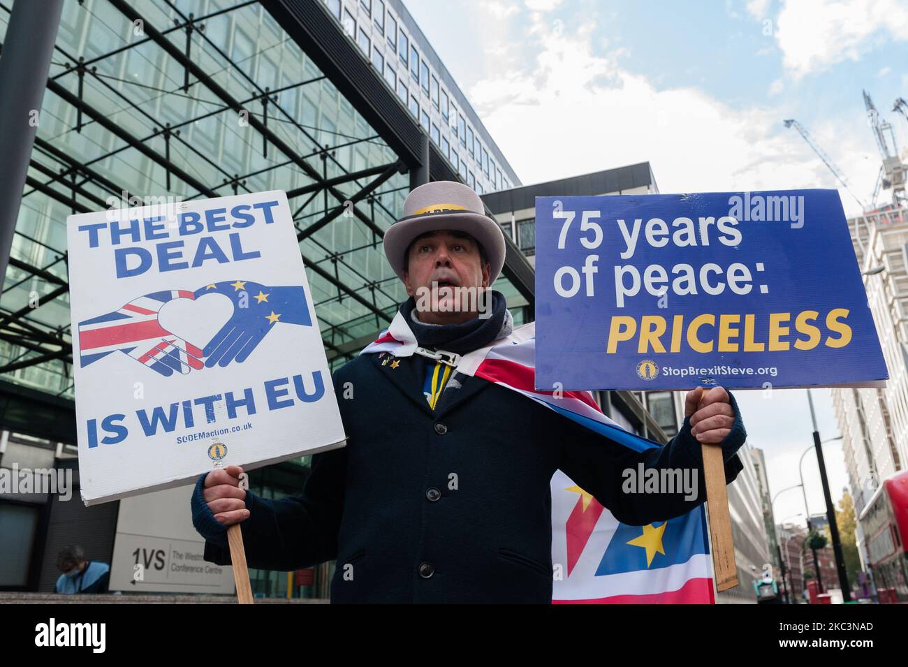 Steve Bray, militant anti-Brexit, fait une démonstration en dehors du département des affaires, de l'énergie et de la stratégie industrielle (BEIS) dans le centre de Londres alors que les négociations sur le futur partenariat entre le Royaume-Uni et l'UE reprennent aujourd'hui, sur 09 novembre 2020 à Londres, en Angleterre. La Grande-Bretagne et l'UE sont maintenant dans la période de transition du Brexit qui doit expirer le 31 décembre 2020. (Photo de Wiktor Szymanowicz/NurPhoto) Banque D'Images