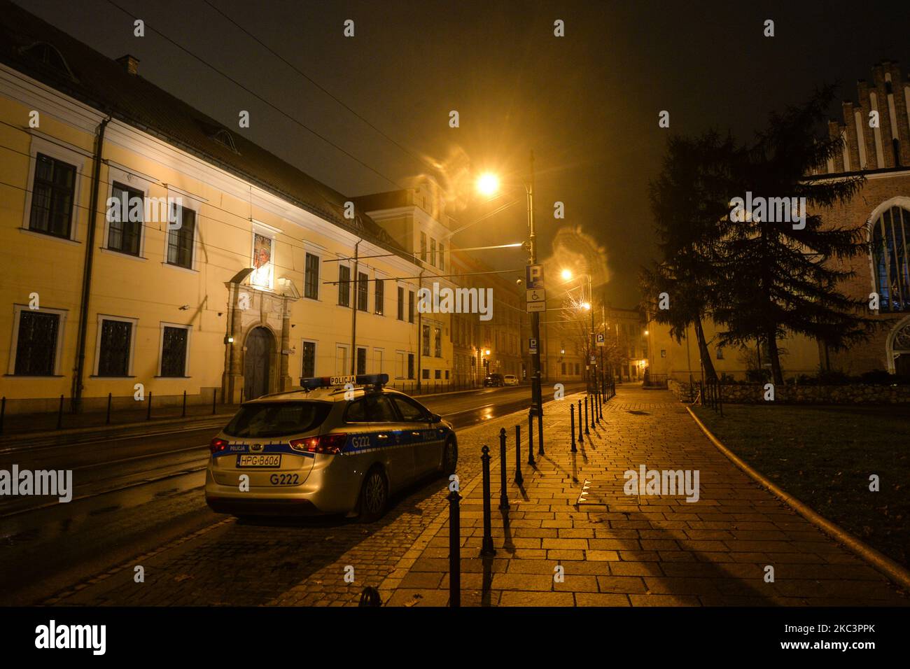 Une voiture de police garée devant le Palais des évêques de Cracovie dans la rue Franciszkanska, juste après le programme TVN 24 'sur Stanislao. Le deuxième visage du cardinal Dziwisz' de Marcin Gutowski. L'archevêque Karol Wojtyla (plus tard le pape Jean-Paul II) est resté au 3, rue Franciszkanska, de 1963 à 1978, lorsqu'il a été élu Pape. En octobre 1966, le père Dziwisz a été nommé secrétaire personnel par l'archevêque Wojtyla. Dziwisz est resté dans cette position jusqu'à la mort de Wojtyla en 2005. Selon les documents recueillis par l'auteur du rapport, le cardinal Dziwisz avait connaissance de nombreux pédophiles Banque D'Images