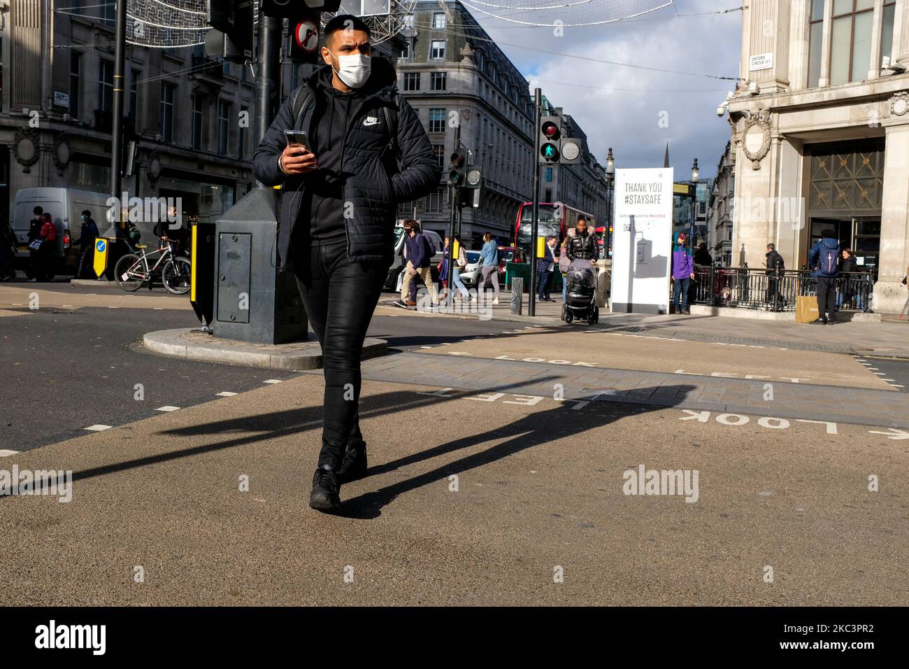 Les gens portent un masque lorsqu'ils marchent le long de Regent Street, à Londres sur 2 novembre 2020. (Photo par Alberto Pezzali/NurPhoto) Banque D'Images