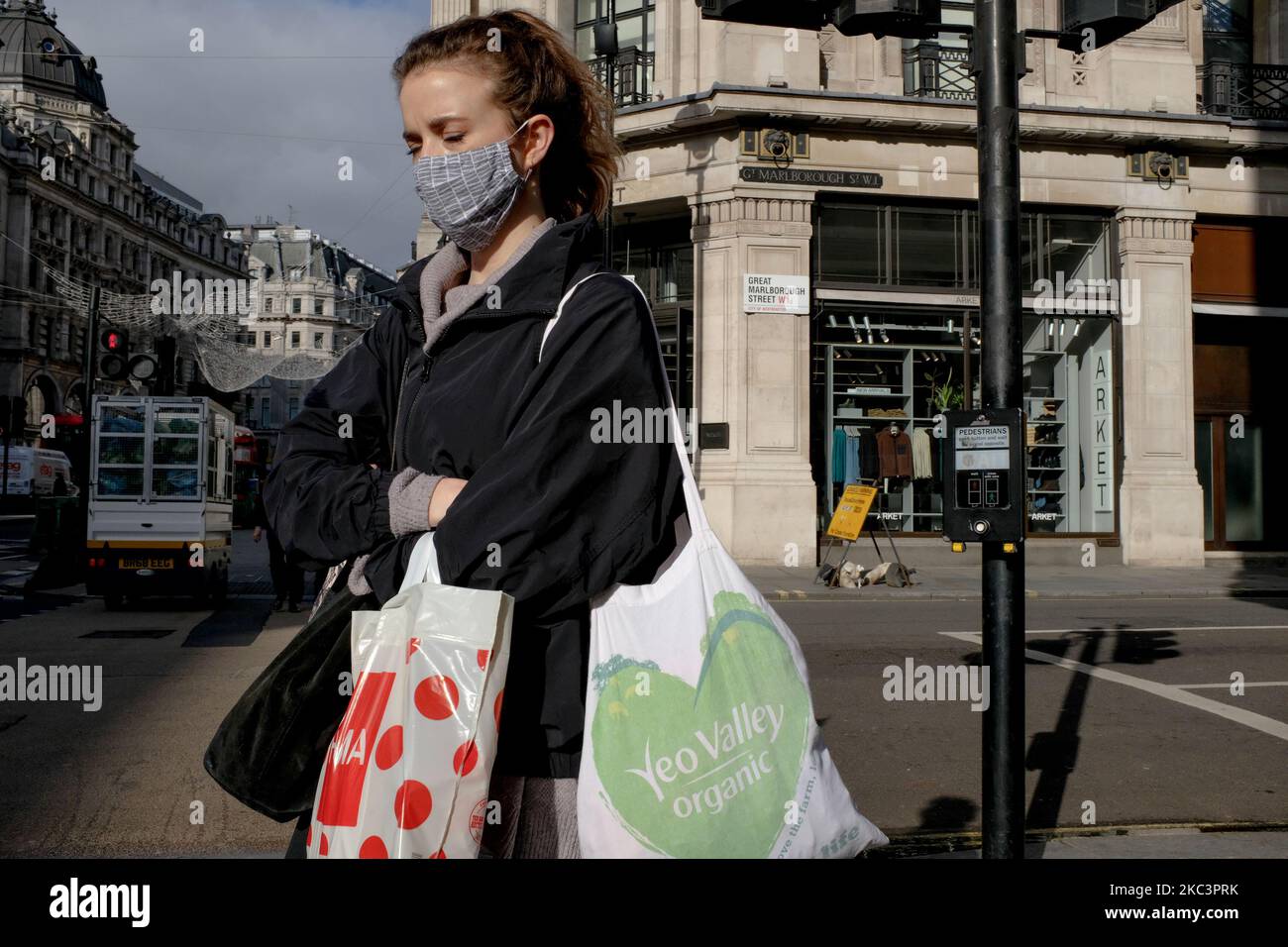 Les gens portent un masque lorsqu'ils marchent le long de Regent Street, à Londres sur 2 novembre 2020. (Photo par Alberto Pezzali/NurPhoto) Banque D'Images