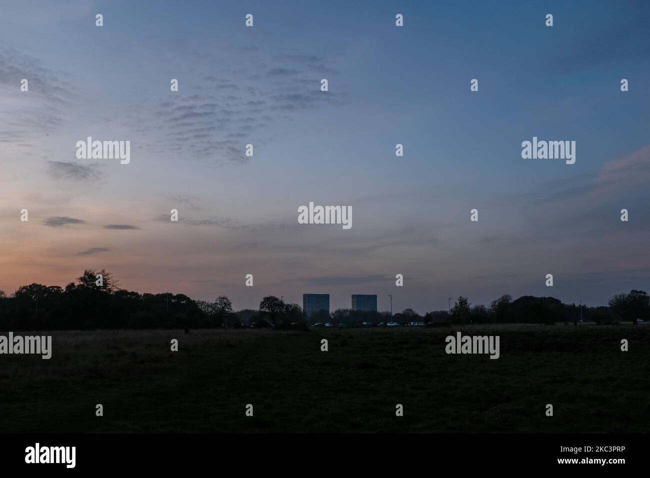 Le soleil se couche sur les Flats de Wanstead, pendant le premier week-end du deuxième confinement national, en raison de la deuxième vague de Covid-19, à Londres sur 7 novembre 2020. (Photo par Alberto Pezzali/NurPhoto) Banque D'Images