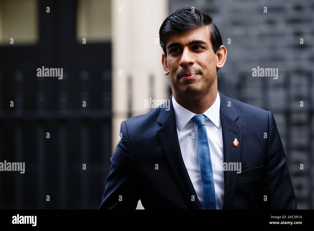 Le chancelier de l'Échiquier Rishi Sunak, député du Parti conservateur de Richmond (Yworks), traverse Downing Street pour la réunion hebdomadaire du cabinet, qui se tient actuellement au Bureau des affaires étrangères, du Commonwealth et du développement (FCDO), à Londres, en Angleterre, sur 10 novembre 2020. (Photo de David Cliff/NurPhoto) Banque D'Images