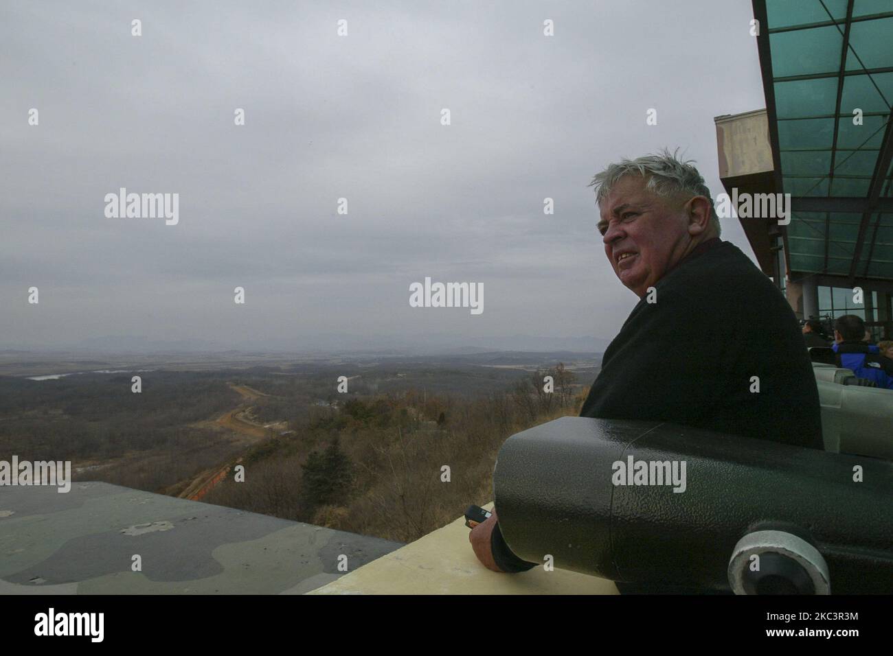 Visitor look zone démilitarisée et gaepung vill nord-coréen, vue du poste d'observation militaire d'Odusan à Paju, Corée du Sud, le 15 février 2005. L'armée prendra des mesures pour améliorer le système de sécurité à la frontière après qu'un homme nord-coréen a traversé la frontière très surveillée vers le Sud sans entrave la semaine dernière, a déclaré les chefs d'état-major interarmées (JCS) le 10 novembre 2020, mardi. (Photo de Seung-il Ryu/NurPhoto) Banque D'Images