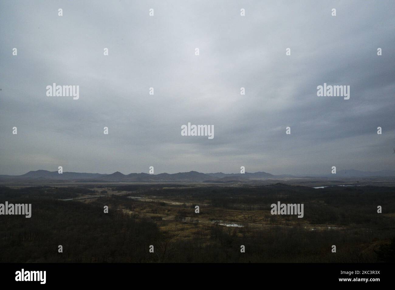 Une scène de zone démilitarisée et de gaepung vill nord-coréen, vue du poste d'observation militaire d'Odusan à Paju, en Corée du Sud, le 15 février 2005. L'armée prendra des mesures pour améliorer le système de sécurité à la frontière après qu'un homme nord-coréen a traversé la frontière très surveillée vers le Sud sans entrave la semaine dernière, a déclaré les chefs d'état-major interarmées (JCS) le 10 novembre 2020, mardi. (Photo de Seung-il Ryu/NurPhoto) Banque D'Images