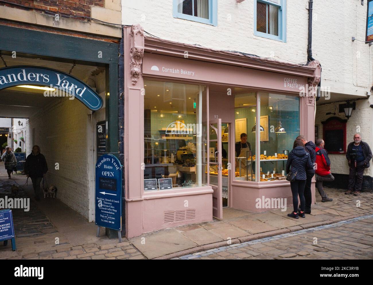 Boulangerie Cornish vendant du café et des pâtisseries dans Church Street, Whitby Banque D'Images