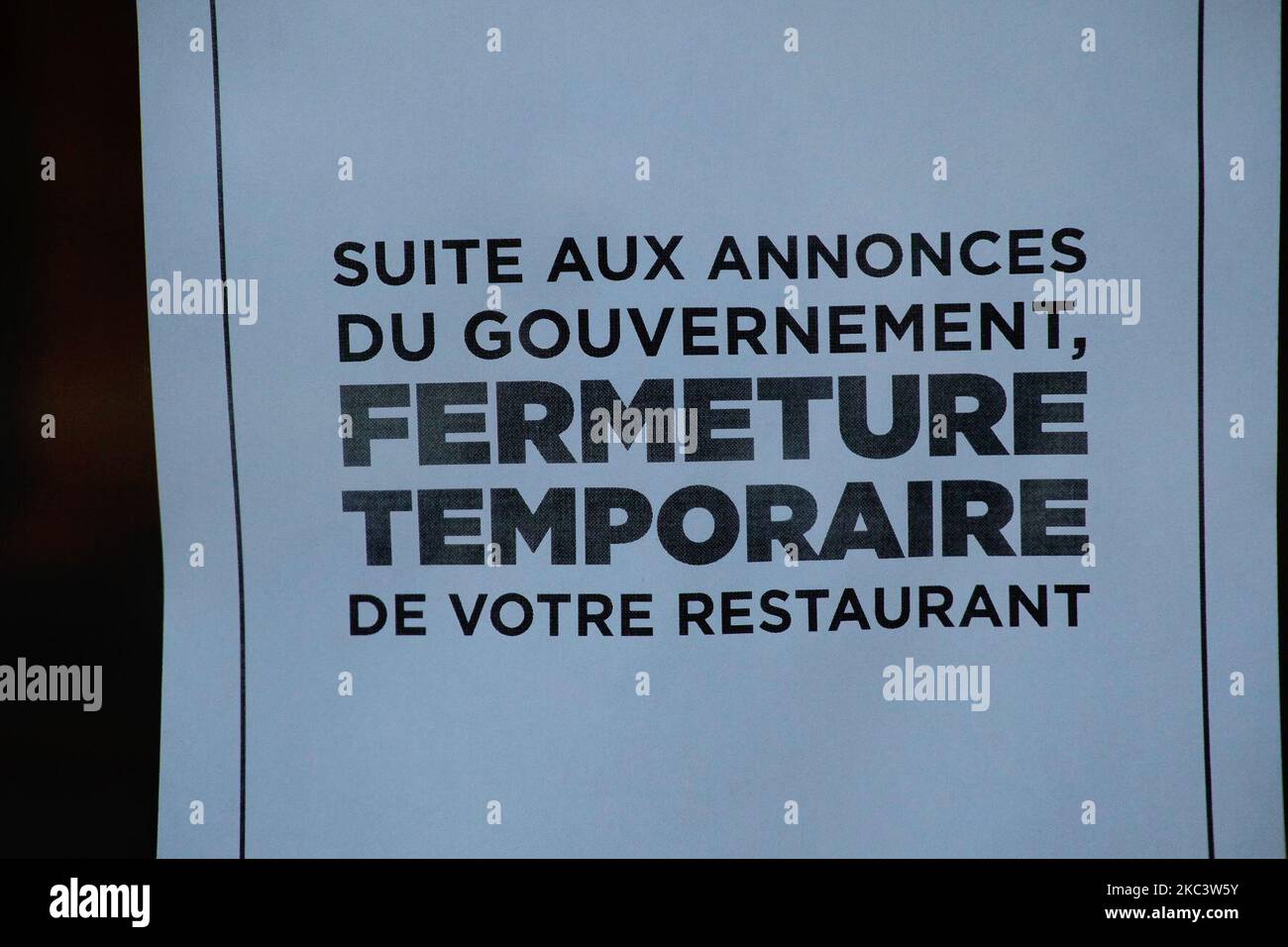 Signalisation du restaurant : « Suite aux annonces gouvernementales, votre restaurant est fermé » mardi 10 novembre (photo de Vincent Koebel/NurPhoto) Banque D'Images