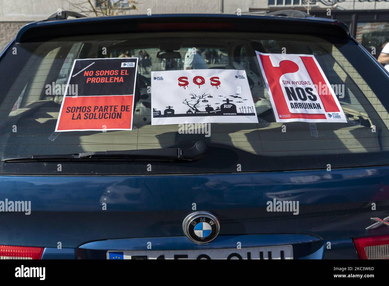 Détails des affiches avec des slogans ''nous ne sommes pas le problème, nous sommes la solution'' qui ont été placés sur leurs véhicules lors de la manifestation à Santander, Espagne, sur 11 novembre 2020 pour la fermeture de l'auberge décrétée par le gouvernement en raison des infections COVID-19 en Espagne. (Photo de Joaquin Gomez Sastre/NurPhoto) Banque D'Images