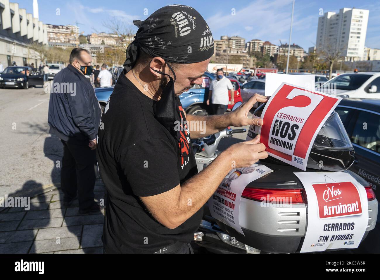 Un ouvrier de l'hôtesse prépare les affiches à placer sur son véhicule lors de la manifestation à Santander, Espagne, sur 11 novembre 2020 pour la fermeture de l'industrie hôtelière décrétée par le gouvernement en raison des infections COVID-19 en Espagne. (Photo de Joaquin Gomez Sastre/NurPhoto) Banque D'Images