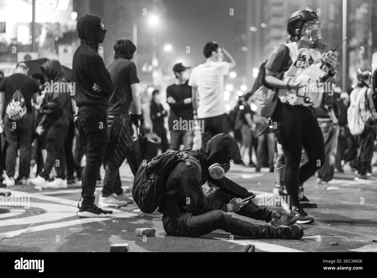 (NOTE DE LA RÉDACTION: L'image a été convertie en noir et blanc) après avoir été repoussé à Mongkok, les manifestants se reposent et font le point sur la situation. Sur 12 novembre 2019 à Hong Kong, Chine. (Photo de Marc Fernandes/NurPhoto) Banque D'Images