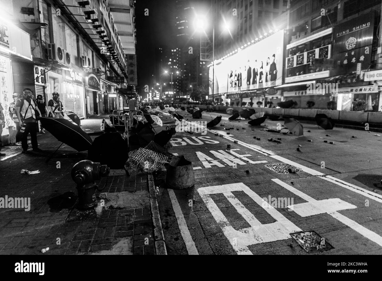 (NOTE DE LA RÉDACTION: L'image a été convertie en noir et blanc) les parasols jetés couvrent la route Nathan après que les manifestants se soient repartis en vertu d'une accusation de police près du poste de police de Mongkok. Sur 12 novembre 2019 à Hong Kong, Chine. (Photo de Marc Fernandes/NurPhoto) Banque D'Images