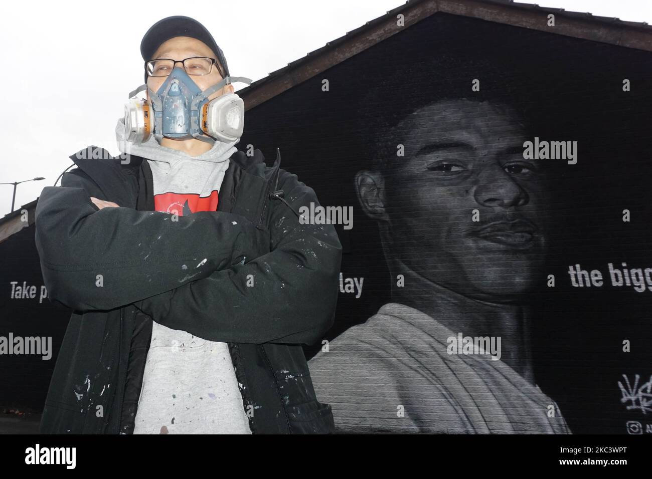 L'artiste de rue AKSE se tient devant sa murale de l'attaquant de football, Marcus Rashford, à Manchester, le 10 novembre. (Photo de Giannis Alexopoulos/NurPhoto) Banque D'Images