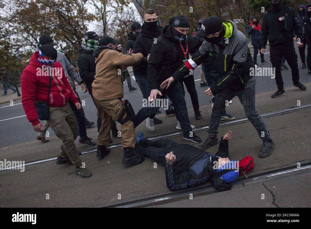 Un manifestant attaqué par un autre manifestant a vu la marche de l'indépendance à Varsovie sur 11 novembre 2020. (Photo de Maciej Luczniewski/NurPhoto) Banque D'Images