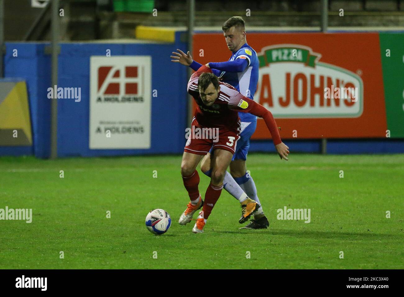 Mark Hughes, d'Accrington Stanley, combat avec Scott Quigley de Barrow lors du match de Trophée EFL entre Barrow et Accrington Stanley, à la rue Holker, Barrow-in-Furness, le mardi 10th novembre 2020. (Photo de Mark Fletcher/MI News/NurPhoto) Banque D'Images