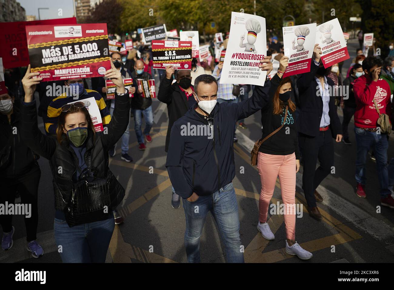 Les gens marchent au cours d'une démonstration de travailleurs d'hôtellerie demandant de l'aide dans leurs entreprises contre les dernières restrictions de virus sur 12 novembre 2020 à Grenade, Espagne. Depuis que les bars et les restaurants de 10 novembre ont été fermés à Grenade, toutes les sociétés hôtelières non essentielles sont tenues de fermer, sauf pour servir de la nourriture et des boissons à emporter et à livrer uniquement. Les employés d'hôtellerie comme les serveurs, les chefs et les propriétaires de restaurants démontrent qu'ils demandent de l'aide dans leurs entreprises après les mesures imposées par le gouvernement régional andalou. (Photo de Fermin Rodriguez/NurPhoto) Banque D'Images