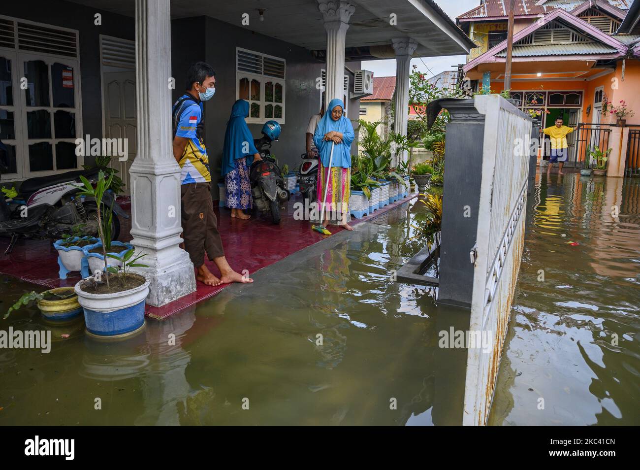 Les résidents ont des activités dans leurs maisons qui ont été inondées par des inondations dans le village de Lere, à Palu, dans la province centrale de Sulawesi, en Indonésie, sur 14 novembre 2020. Outre les marées hautes, les inondations qui se produisent pendant cinq jours chaque mois sont également causées par une affaissement des terres aussi profond que 1,5 mètres en raison du tremblement de terre de magnitude 7,4 qui a eu lieu il y a deux ans sur la côte de la baie de Palu. Le tremblement de terre qui a déclenché le tsunami et la liquéfaction ont tué plus de 5 000 habitants. (Photo de Basri Marzuki/NurPhoto) Banque D'Images