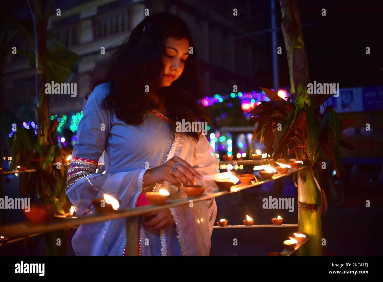 Une fille lumière lampson l'occasion de Diwali, le festival hindou de lumières dans le district de Nagaon d'Assam, inde le 14,2020 novembre (photo par Anuwar Hazarika/NurPhoto) Banque D'Images