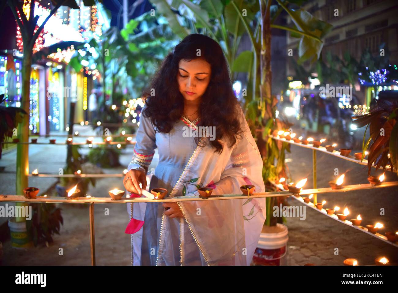 Une fille lumière lampson l'occasion de Diwali, le festival hindou de lumières dans le district de Nagaon d'Assam, inde le 14,2020 novembre (photo par Anuwar Hazarika/NurPhoto) Banque D'Images