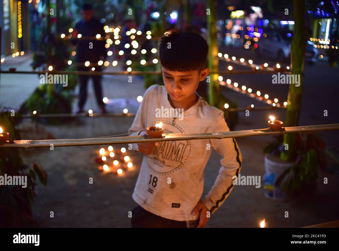 Un garçon lumière lampson l'occasion de Diwali, le festival hindou de lumières dans le district de Nagaon d'Assam, inde le 14,2020 novembre (photo par Anuwar Hazarika/NurPhoto) Banque D'Images