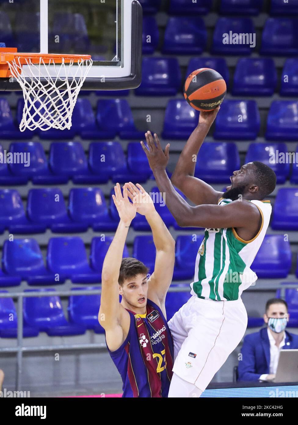 Sergi Martinez et Youssou Ndoye pendant le match entre le FC Barcelone et Real Betis Baloncesto, correspondant à la semaine 11 de la Liga Endesa, joué au Palau Blaugrana, le 14th novembre 2020, à Barcelone, Espagne. (Photo de Joan Valls/Urbanandsport/NurPhoto) Banque D'Images