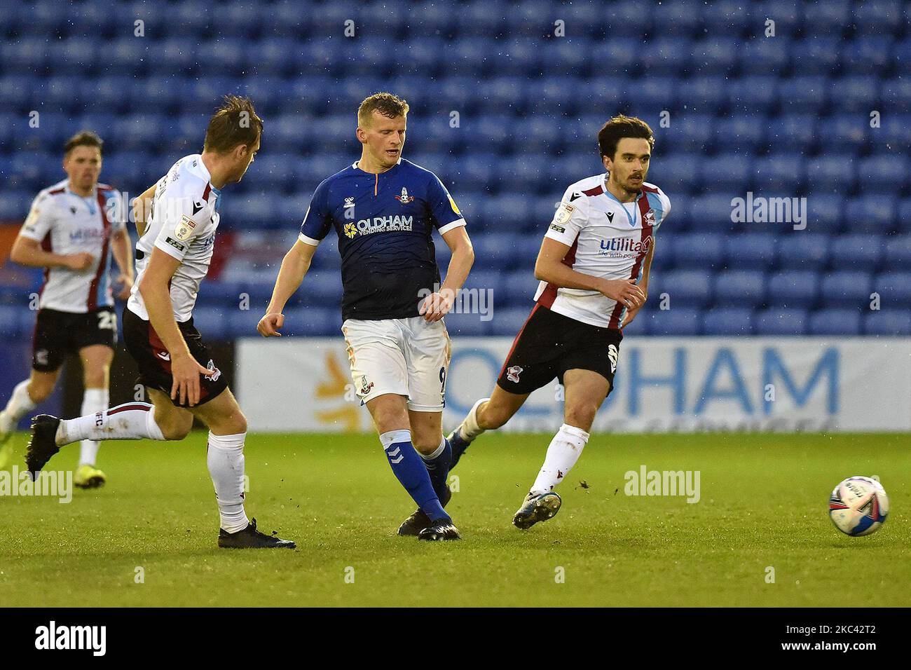 Danny Rowe d'Oldham Athletic, avec Alex Gilliead de Scunthorpe United lors du match de la Sky Bet League 2 entre Oldham Athletic et Scunthorpe United à Boundary Park, Oldham, le samedi 14th novembre 2020. (Photo d'Eddie Garvey/MI News/NurPhoto) Banque D'Images